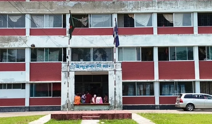 পিরোজপুরে অন্তরঙ্গ ছবি ছড়িয়ে পড়ায় স্কুলছাত্রী বিষপানে মৃত্যু